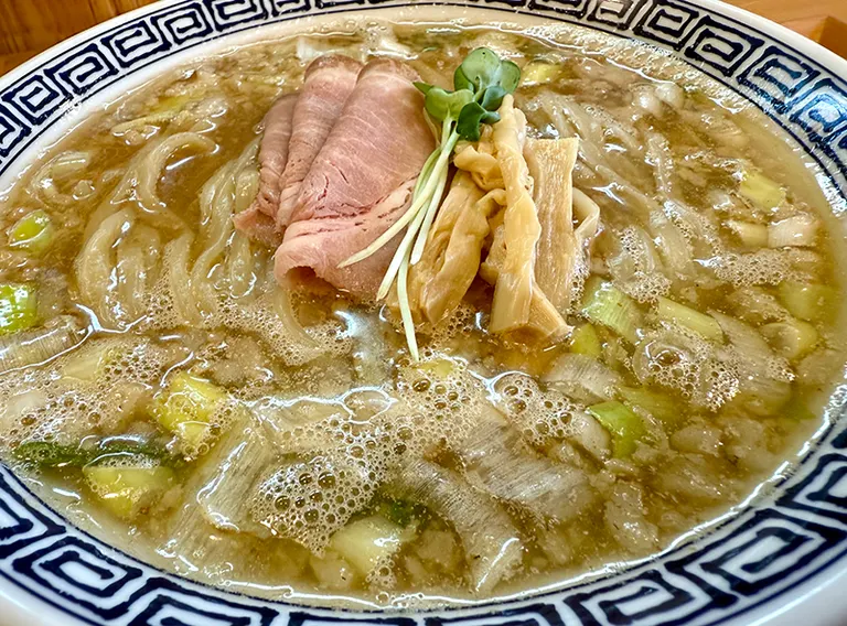 人気つけ麺店の二階に中華そばの名店！？煮干し＆地鶏、二