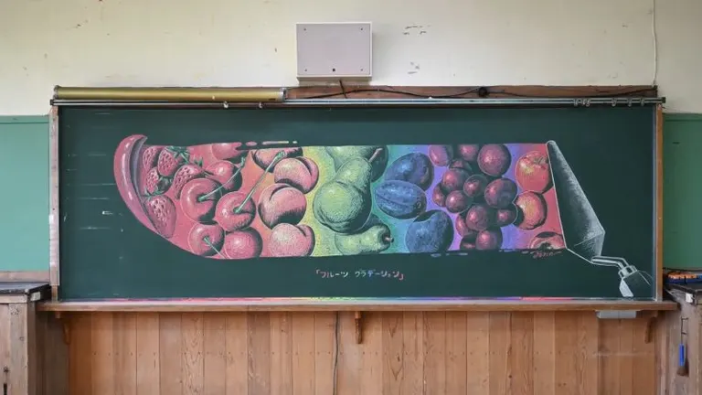 めっちゃ綺麗」と話題！旧小学校の黒板に描かれた“果物アート”が美し