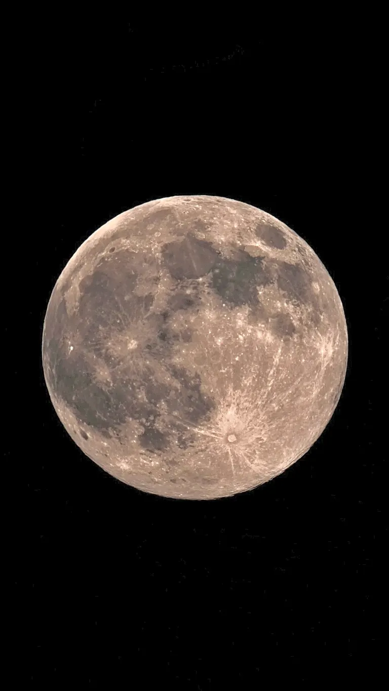 スーパームーン 本当に神秘的」雲間から現れた“今年最大の満月”―北海道で出会った