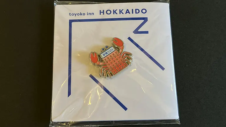欲しすぎる」東横インの北海道限定ピンバッジが可愛い！「全県カニにし